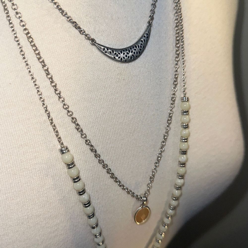 Three strand Long statement necklace, yellowish gem, stamped out metal tassel - Picture 7 of 10